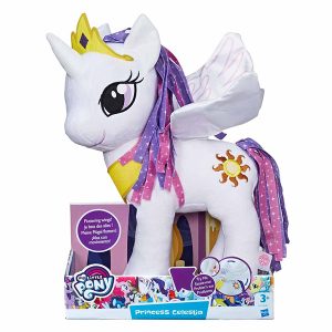 Plišana igračka Celestia 30cm My Little Pony 332786 je mekana i mazna igračka napravljena po liku dobre i pametne vladarke zemlje Ekvestrije.