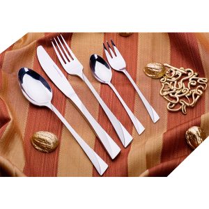 Escajg set 72 komada Kinghoff čini 12 kašika, viljušaka i noževa, 12 desertnih kašika i viljuškica, kao i različiti pribor za serviranje, kao što su kutlače i kašika i viljuška za salatu.