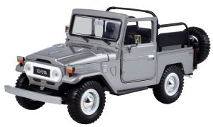 Metalni auto 1:24 Toyota FJ40